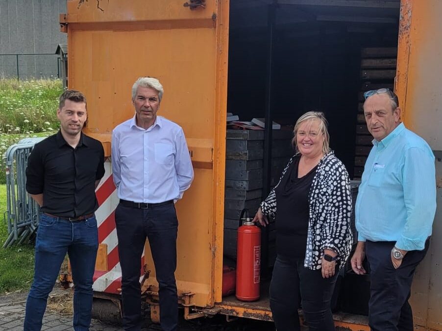 Opgefriste podiumwagen en nieuwe feestcontainer in gebruik genomen